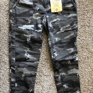 Democracy Camo & Flowers Capri's